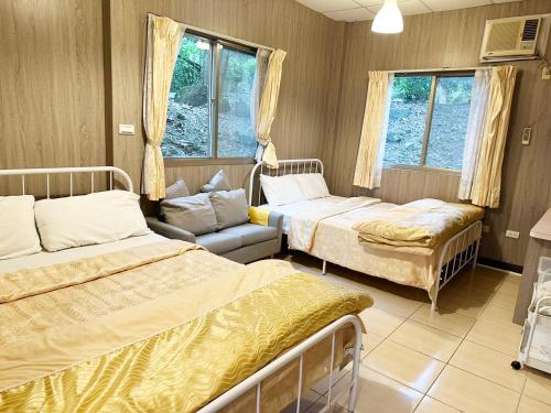 Tempat tidur dalam kamar di 森霖旅宿
