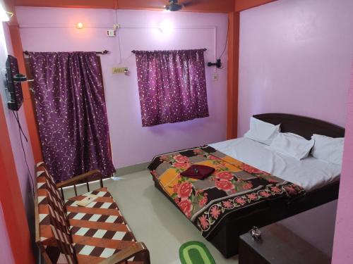 Een bed of bedden in een kamer bij JAYANTI HOME STAY