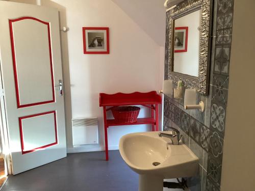 a bathroom with a sink and a mirror at La Grange in Nohant-Vic