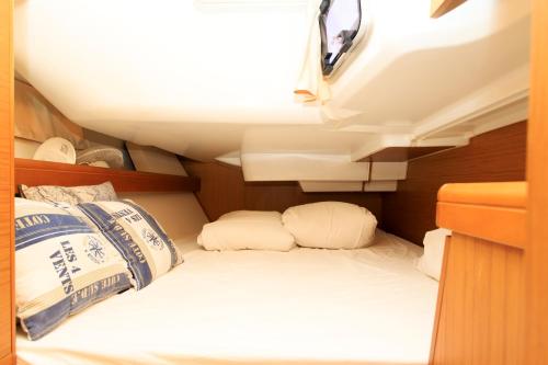 a small room with a bed in a boat at Salis - Jeanneau 39i in Lisbon