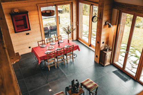 une salle à manger avec une table et des chaises dans une cabine dans l'établissement Le Chalet de Vincent, à Cordon