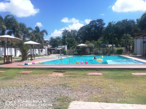 una gran piscina con gente. en RODBON PLACE, en Sara