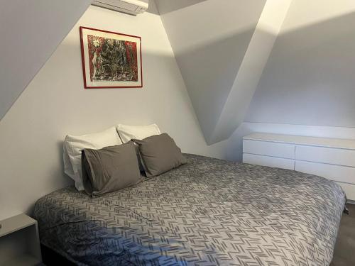 ein Schlafzimmer mit einem Bett und einem Bild an der Wand in der Unterkunft Reiger Burg in Ypern