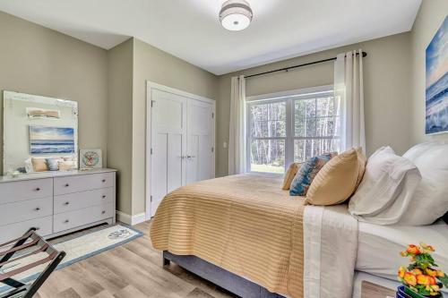 a bedroom with a large bed and a window at Shipbuilder’s Retreat Sleeps 6, 5 mins to Harbor in East Boothbay
