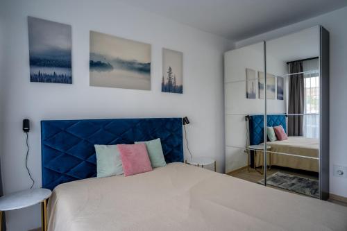 Magnolia Sunshine في بودابست: غرفة نوم مع سرير كبير مع اللوح الأمامي الأزرق