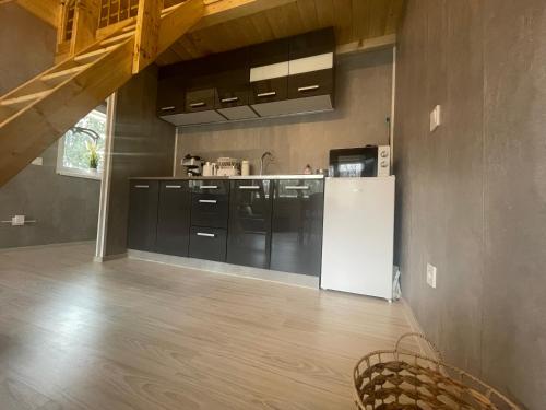 Η κουζίνα ή μικρή κουζίνα στο Wild Garden1 Apartman