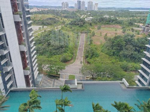 een uitzicht vanaf het balkon van een gebouw met een zwembad bij Legoland Medini Puteri Harbour 4PAX C15 in Nusajaya