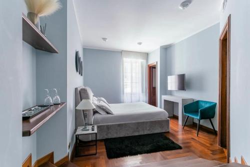 een slaapkamer met een bed, een bureau en een stoel bij Homescape Frascati in Frascati