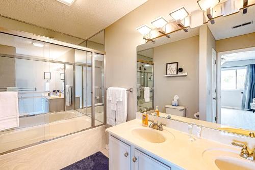y baño con lavabo, ducha y espejo. en Sunrise Pointe en Branson
