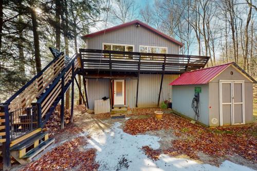 IrasvilleにあるThe Nestの赤屋根の小屋