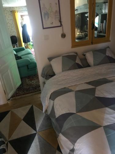 Le grenier في Tauves: غرفة نوم بسرير ومرآة