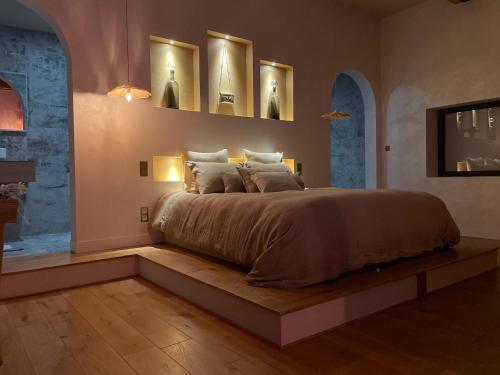 Cama o camas de una habitación en Mas Escala Suites & Spa