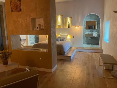 イストルにあるMas Escala Suites & Spaの大きなベッドと大きな鏡のある寝室