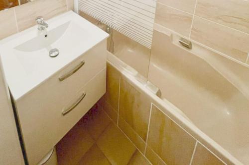 a bathroom with a sink and a bath tub at Le Havre de Ferrieres - free Parking - WiFi - Cuisine in Martigues