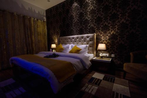 Łóżko lub łóżka w pokoju w obiekcie Victorian Elegance Luxury Stays