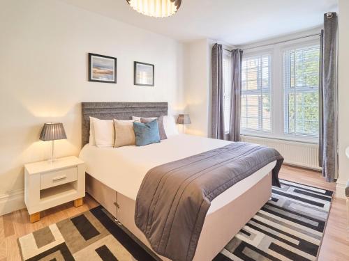 Un dormitorio con una cama grande y una ventana en Host & Stay - Grosvenor House en Margate