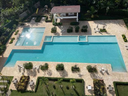 una vista aérea de una piscina en un patio en Nuevo Apto in Juan Dolio en Guayacanes
