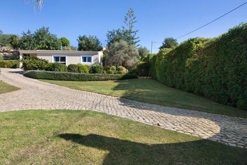 Κήπος έξω από το Casa no Campo com vista mar