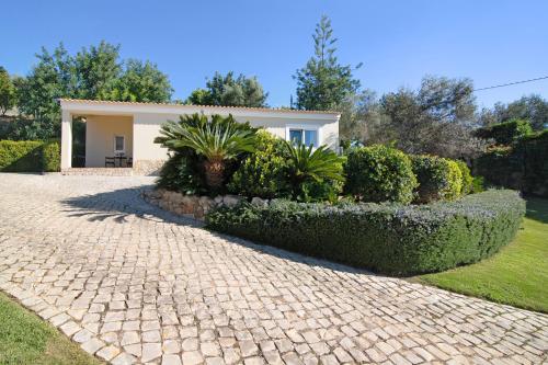 Κήπος έξω από το Casa no Campo com vista mar