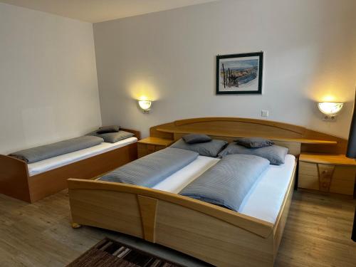 Habitación con 2 camas en una habitación en Gasthof Goldener Adler, en Scharnitz