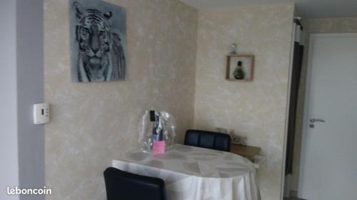 einen Tisch mit einem weißen Tischtuch auf einem Zimmer in der Unterkunft Soirée romantique avec Bain Nordique sur Domaine Equestre, Studio Tout Confort 