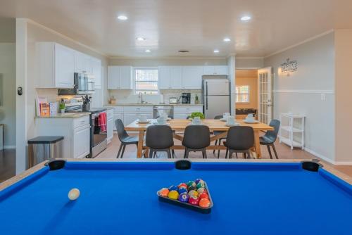 ein Esszimmer mit einem Billardtisch und eine Küche in der Unterkunft Texas Vacation Home, Game Room & Pool By Sixflags in San Antonio