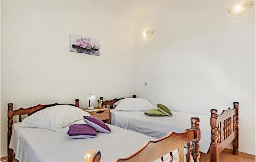 1 dormitorio con 2 camas y escritorio en 2 Bedroom Stunning Home In Vela Luka en Vela Luka