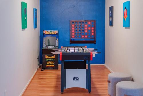 Luxury 6br Home, Game Room By Lackland & Seaworld في سان انطونيو: غرفة ليغو مع طاولة مع لعبة