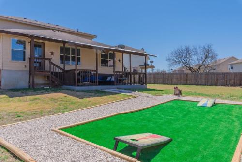 una casa con un césped verde delante de ella en Luxury 6br Home, Game Room By Lackland & Seaworld, en San Antonio