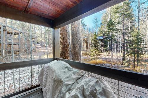 Un dormitorio con una cama y una ventana grande. en Great Northstar Condo, en Kingswood Estates