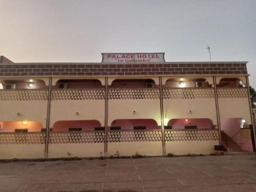 a building with a fence in front of it at Hôtel Le Quilombo in Garoua