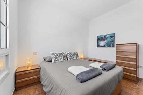 ein Schlafzimmer mit einem großen Bett mit zwei Kissen in der Unterkunft Casa Merlin in Playa Honda