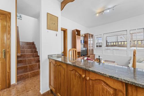 eine Küche mit Arbeitsplatte und Treppe in der Unterkunft Casa Merlin in Playa Honda