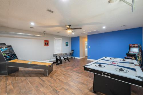 uma sala de estar com uma mesa de pingue-pongue e uma mesa de pingue-pongue em Beautiful Texas Ranch House, Game Room & Minigolf em San Antonio