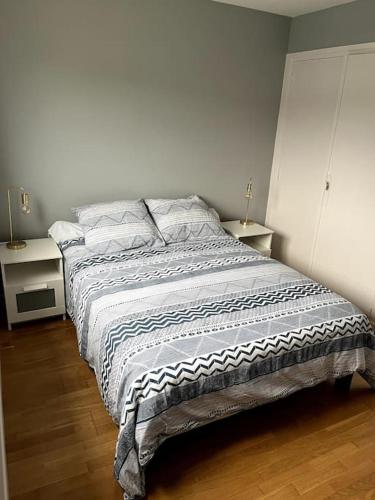 a bedroom with a bed in a white room at Maison avec jardin in Venizel