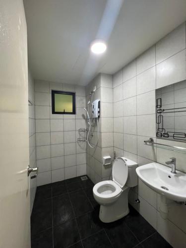 La salle de bains est pourvue de toilettes et d'un lavabo. dans l'établissement Edusphere Suites, University of Cyberjaya near Tamarind Square, à Cyberjaya