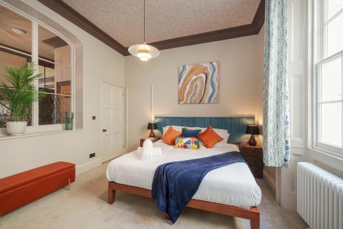 1 dormitorio con cama y ventana en The Florin - 1 Bedroom Apartment in Central Bristol by Mint Stays en Bristol