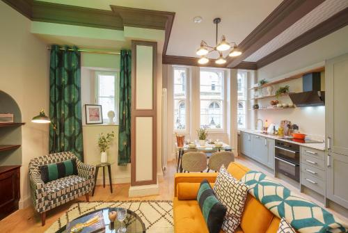 un soggiorno con divano e tavolo di The Florin - 1 Bedroom Apartment in Central Bristol by Mint Stays a Bristol