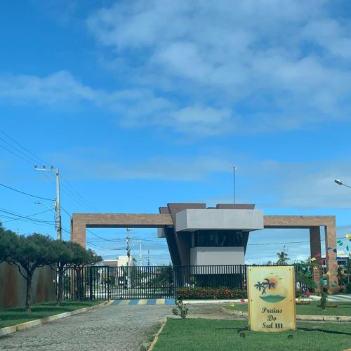un edificio con una señal delante de él en Reluz Tranquility melhorcasaaracaju, en Aracaju