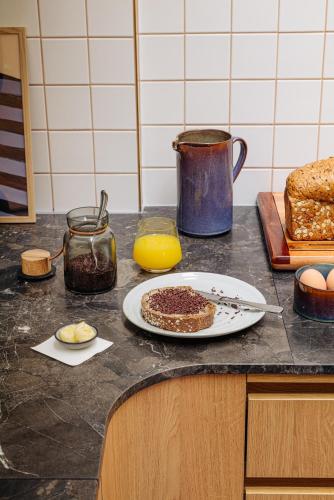 una mesa con un plato de comida en un mostrador en Leonardo Hotel Groningen City Center, en Groninga