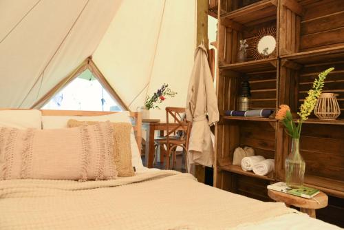 een slaapkamer met een bed in een tent bij Smuk Grutte Bell Tent in Echtenerbrug
