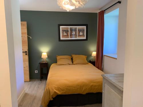 Postel nebo postele na pokoji v ubytování Ferme de la Croix Blanche, Vercors (4 ch, 8 pers)