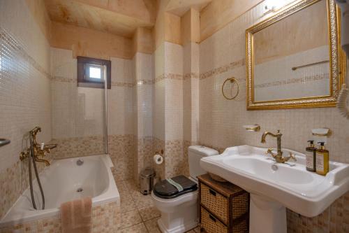 Ванная комната в Archontiko Fiamegou Hotel&Spa