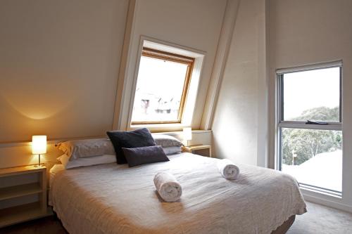 A bed or beds in a room at Altitude Apartments