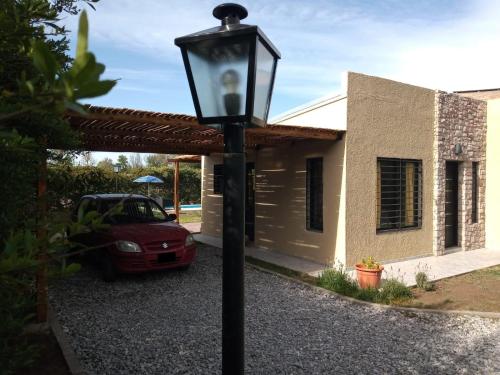 una luz de la calle frente a una casa con coche en Casa ROMA, en San Rafael