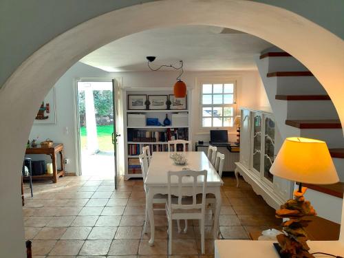 Χώρος καθιστικού στο Beachfront Skaloma Villa