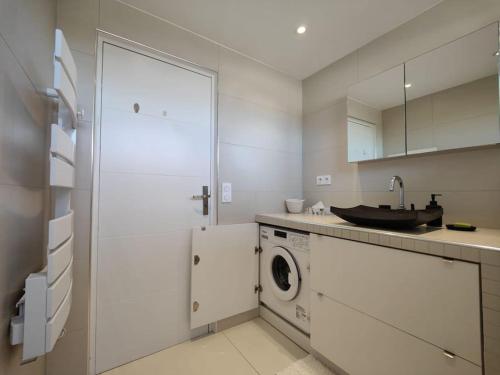 cocina con lavadora y fregadero en Cannes Vue mer T2 61m²+ parking, en Cannes