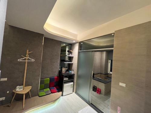 La salle de bains est pourvue d'une douche, d'une table et d'une chaise. dans l'établissement Now and Then Hot Spring Inn, à Jiaoxi