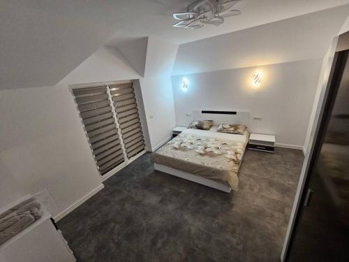 una camera con letto e finestra di Comfy & Cozy Apartment 3 a Rădăuţi