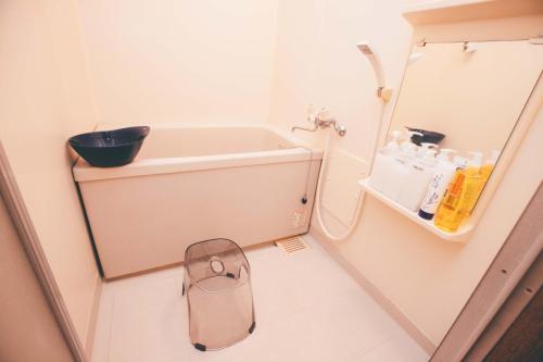La petite salle de bains est pourvue d'un lavabo et d'un miroir. dans l'établissement 寄道アパート-3ベッドルーム1戸貸切-最大7名宿泊可-駐車場1台無料, à Kawashima